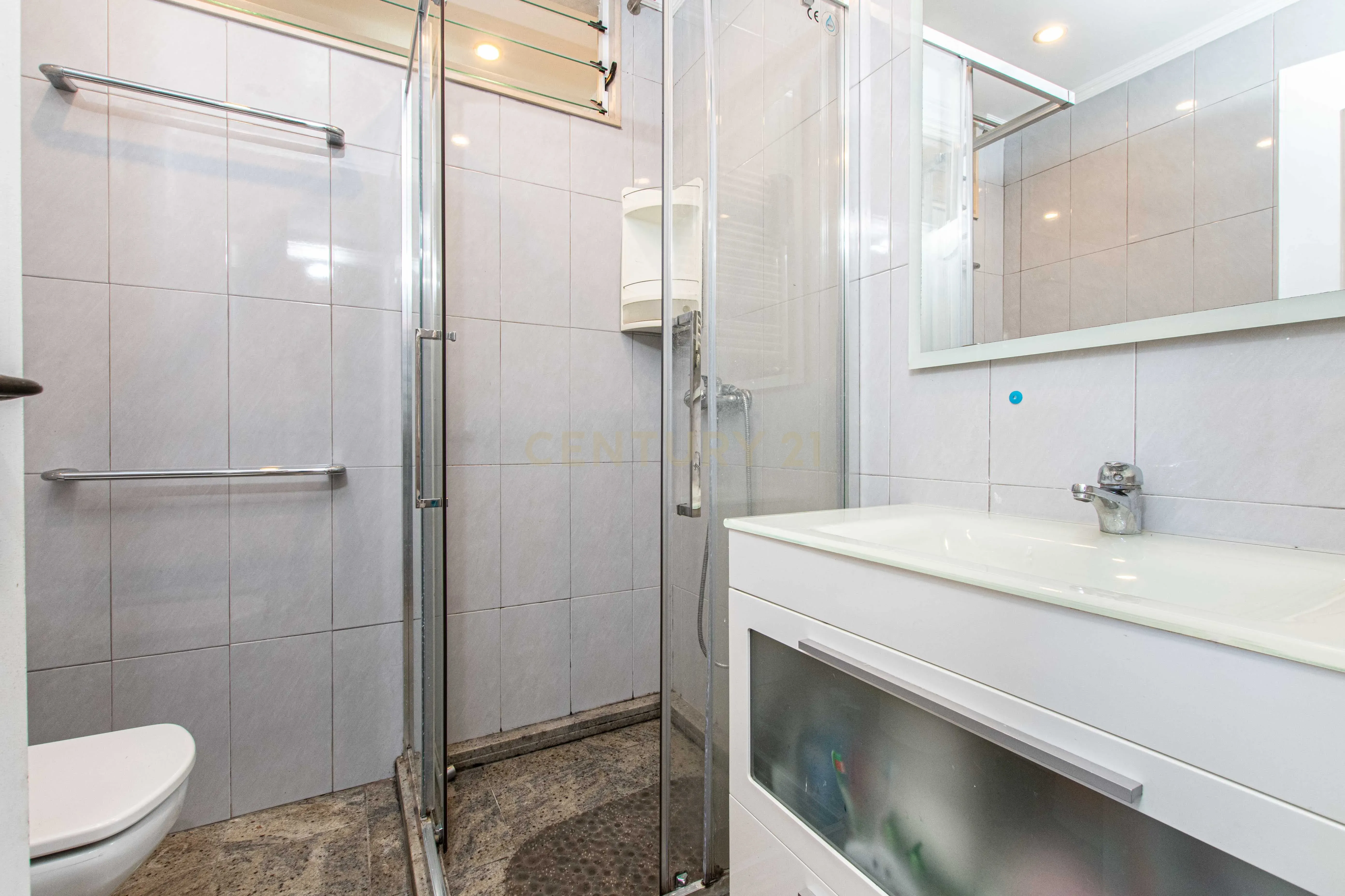 Espetacular Moradia T4 em Loures com Jardim e Terraço - Image 27
