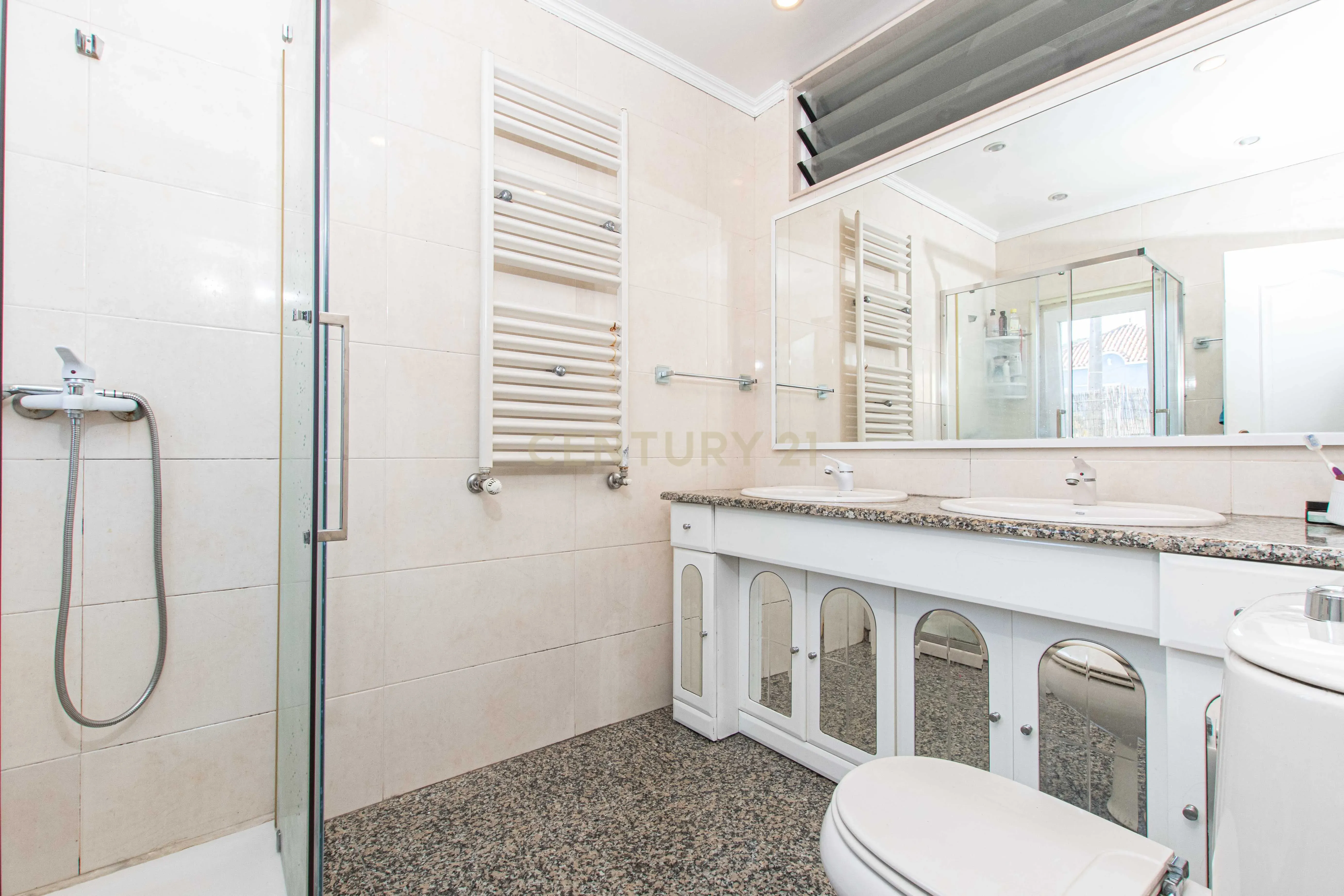 Espetacular Moradia T4 em Loures com Jardim e Terraço - Image 34
