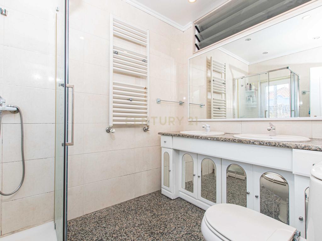  Moradia T4 em Loures com Jardim e Terraço - Image 35
