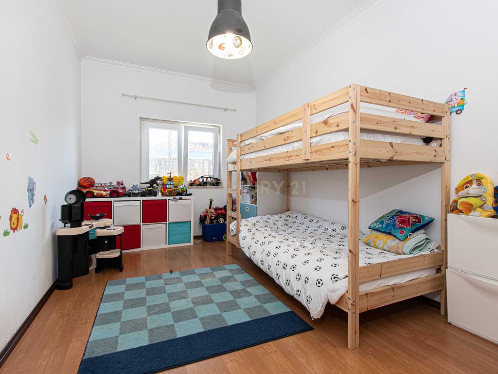  Moradia T4 em Loures com Jardim e Terraço - Image 27