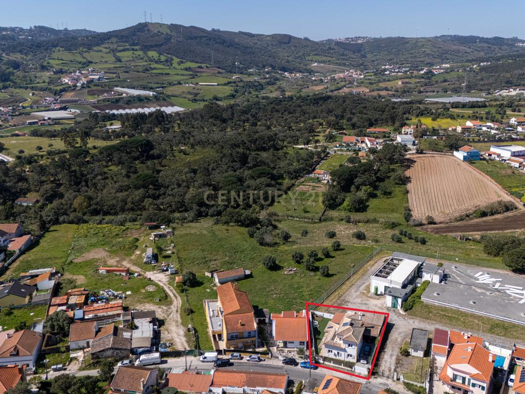  Moradia T4 em Loures com Jardim e Terraço - Image 45