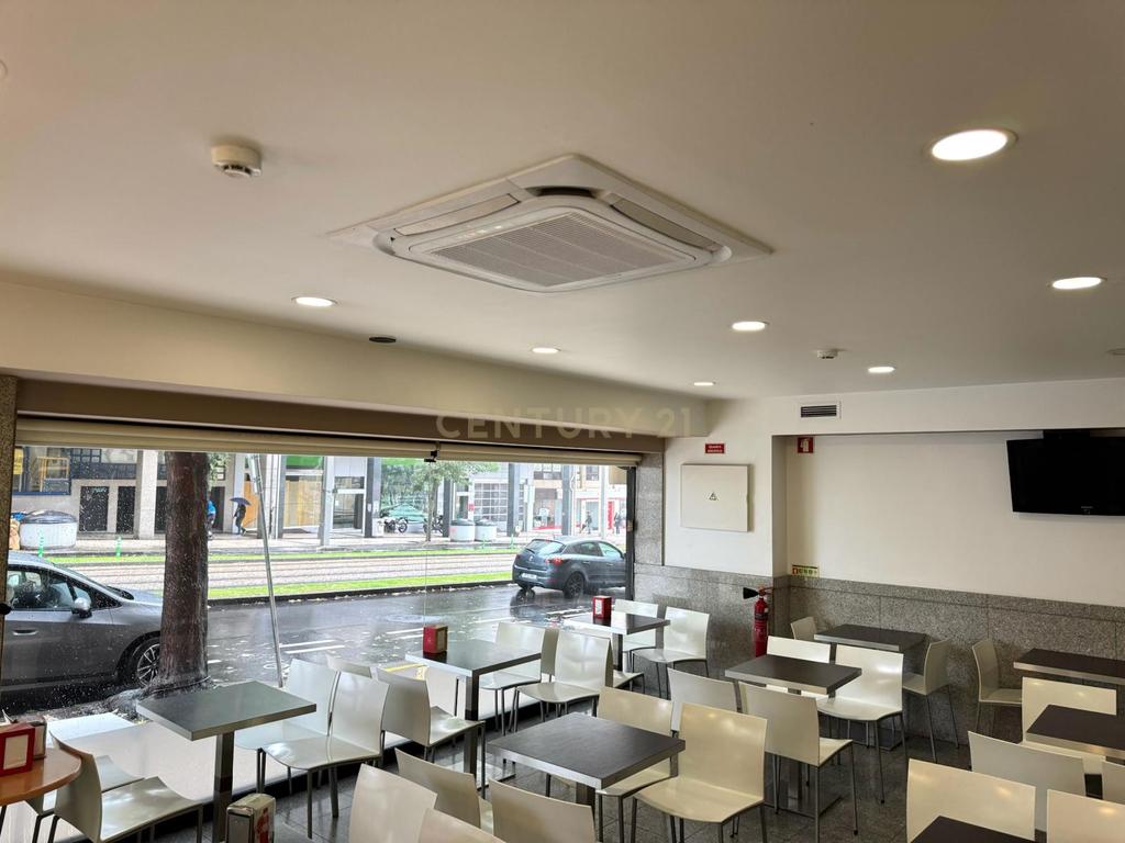 Café/Restaurante com 2 Armazéns e Loja Independente na Av. da República, Gaia - Image 8