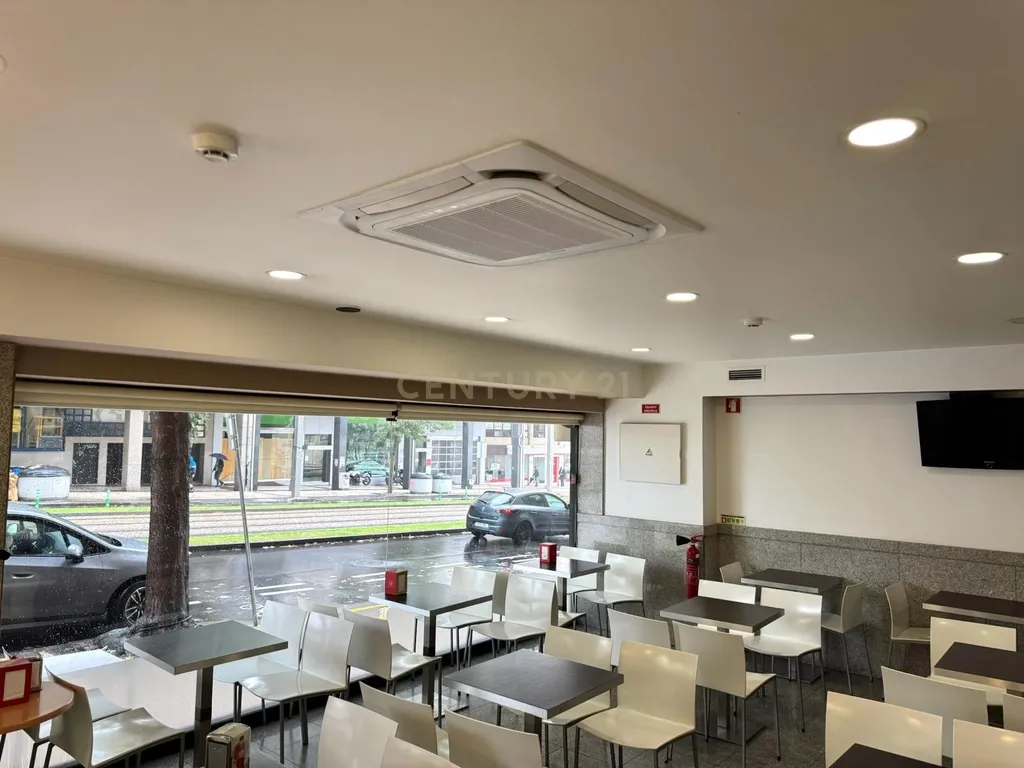Café/Restaurante com 2 Armazéns e Loja Independente na Av. da República, Gaia - Image 8