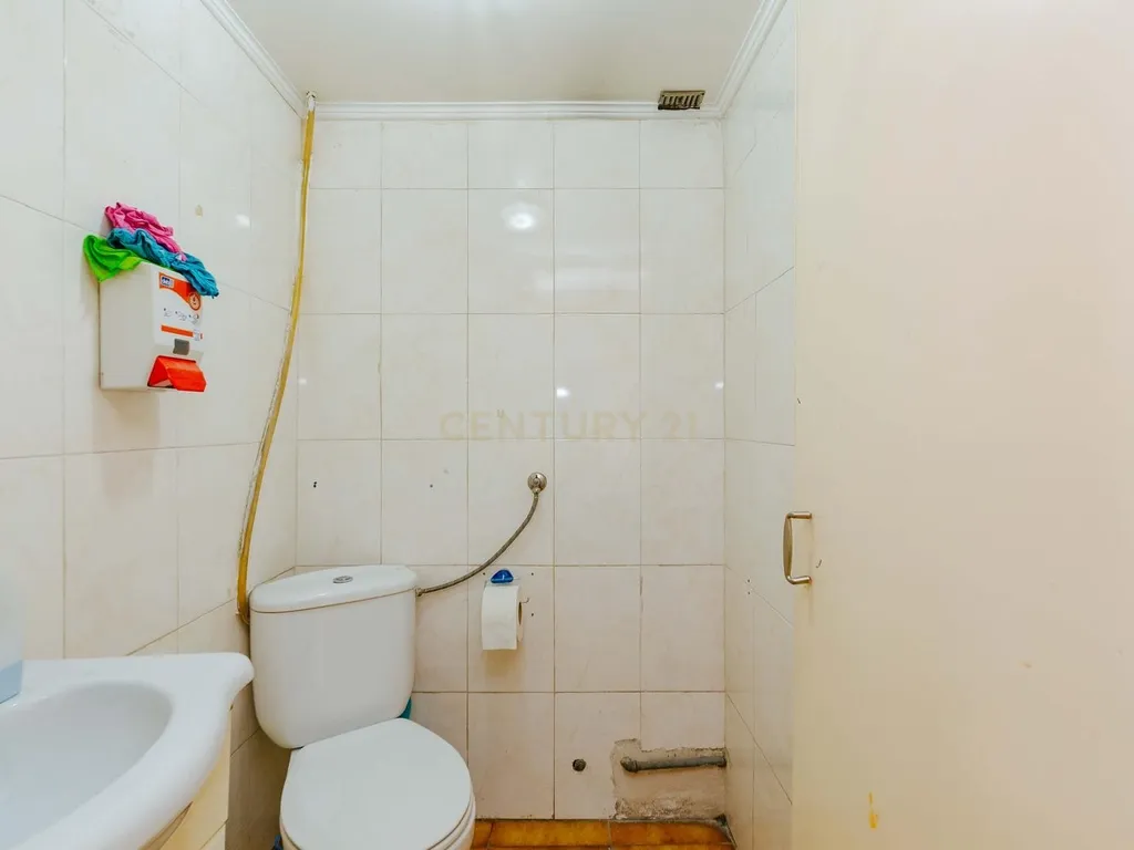 Oportunidade Única nas Olaias – Loja com Potencial para Transformação em Apartamento - Image 11