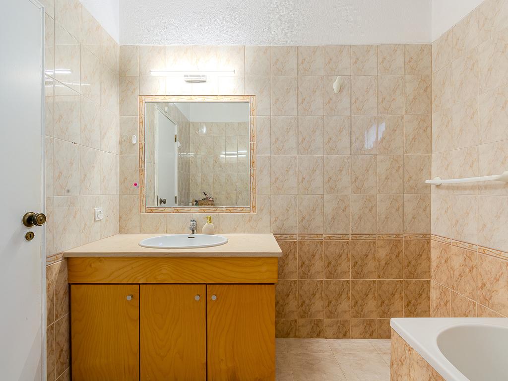 Apartamento T1+2 com Terraço Amplo em Albufeira - Image 21