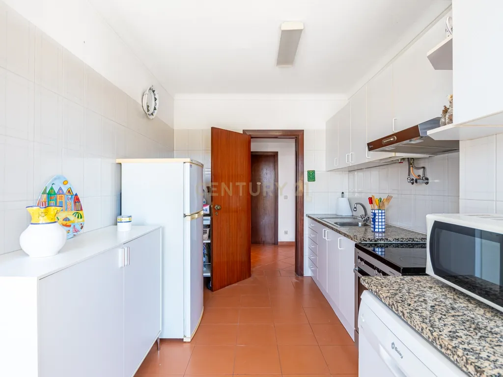 Apartamento T2+1 perto da praia - Image 4