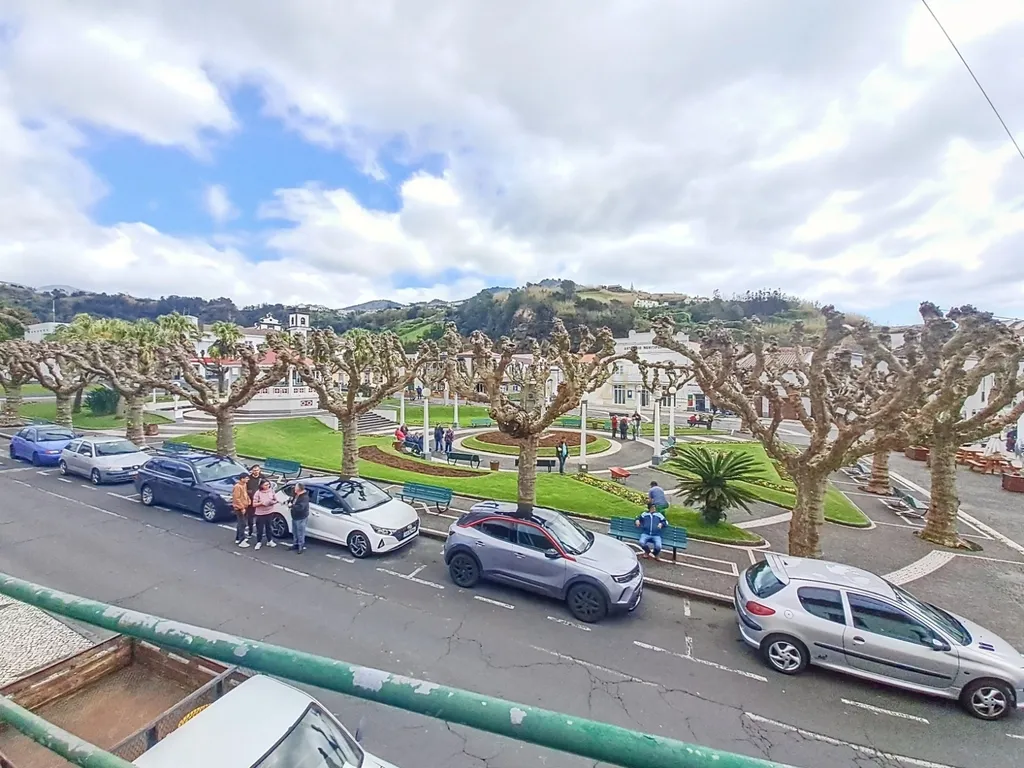 Moradia no Centro da Povoação com 2 Garagens - Image 33