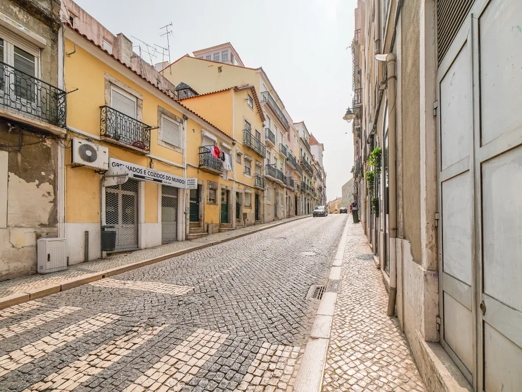 Apartamento T2 Triplex* em Santos-o-Velho – Janelas Verdes | Estrela - Image 34