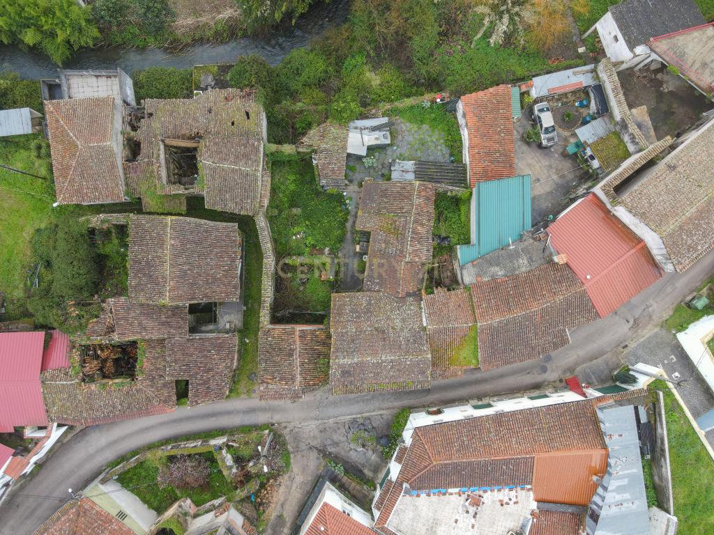 Duas Casas para restaurar com terreno, pátio, cozinha do forno junto do rio - Image 8