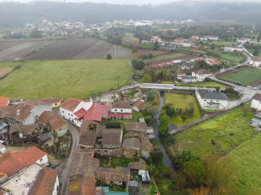 Duas Casas para restaurar com terreno, pátio, cozinha do forno junto do rio - Image 3