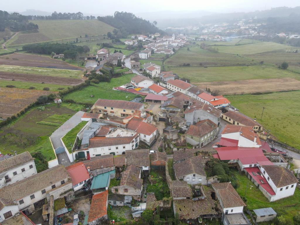Duas Casas para restaurar com terreno, pátio, cozinha do forno junto do rio - Image 4