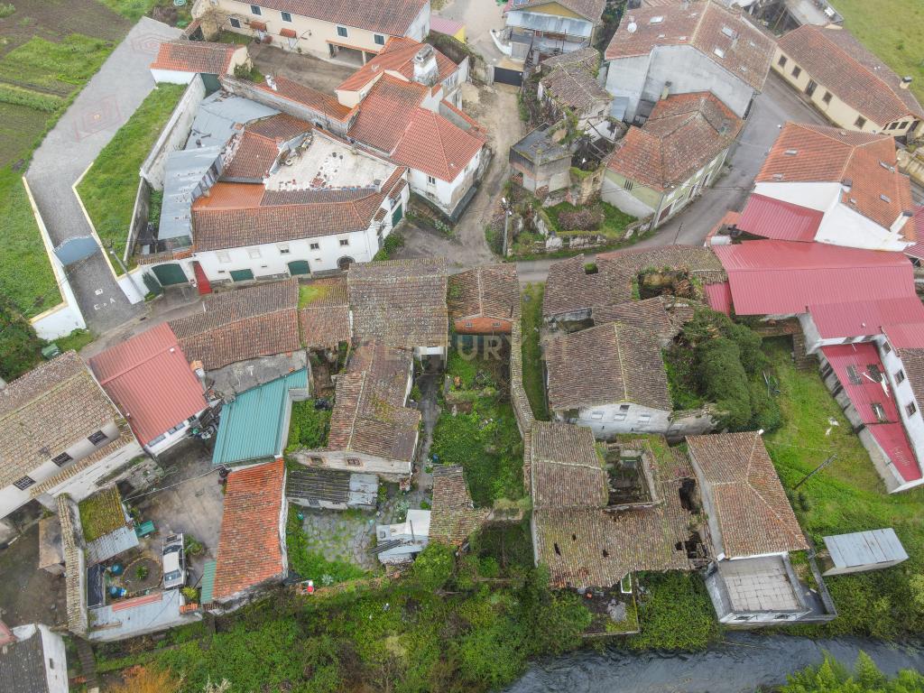Duas Casas para restaurar com terreno, pátio, cozinha do forno junto do rio - Image 5