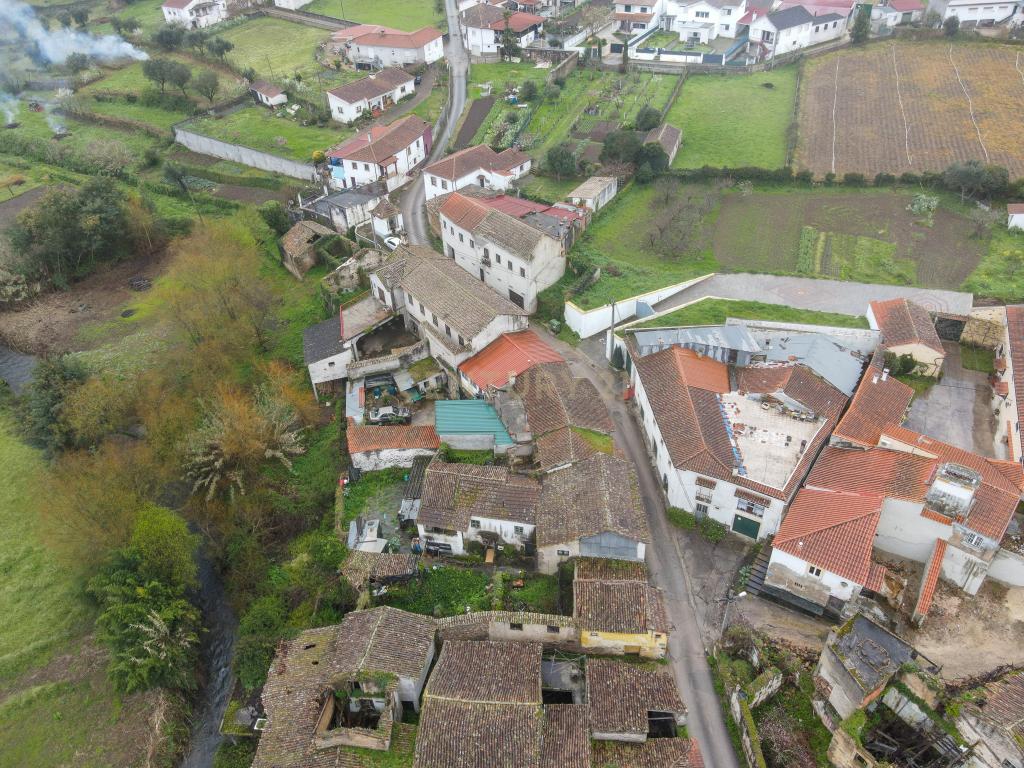 Duas Casas para restaurar com terreno, pátio, cozinha do forno junto do rio - Image 6