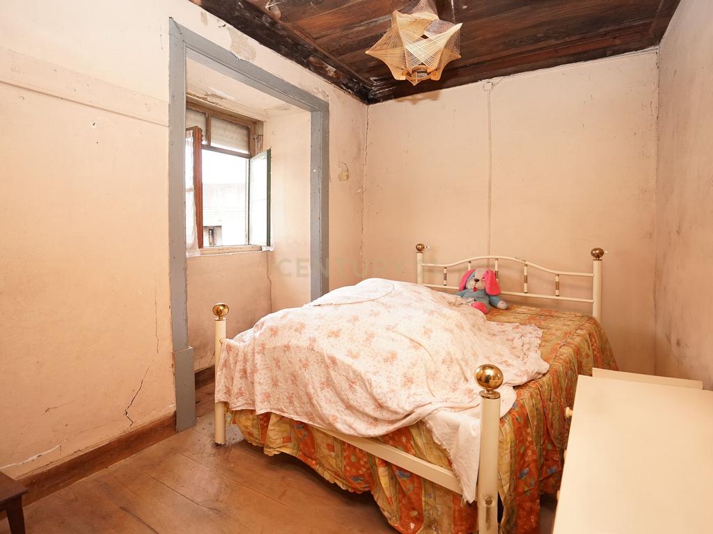 Duas Casas para restaurar com terreno, pátio, cozinha do forno junto do rio - Image 10