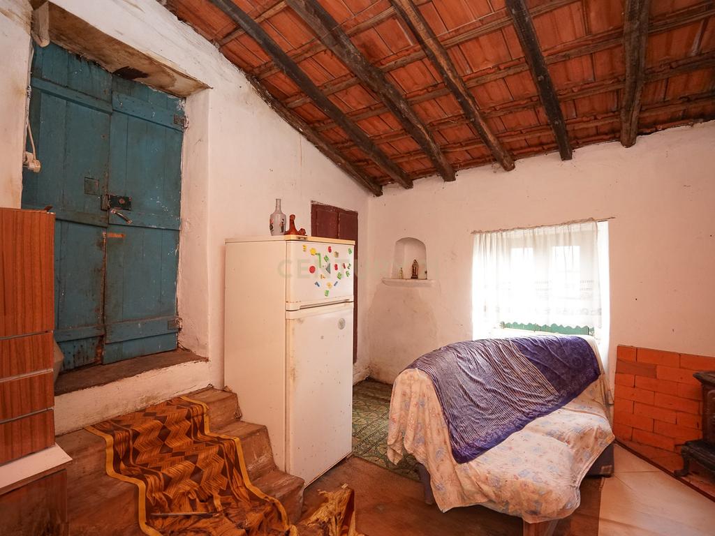 Duas Casas para restaurar com terreno, pátio, cozinha do forno junto do rio - Image 17
