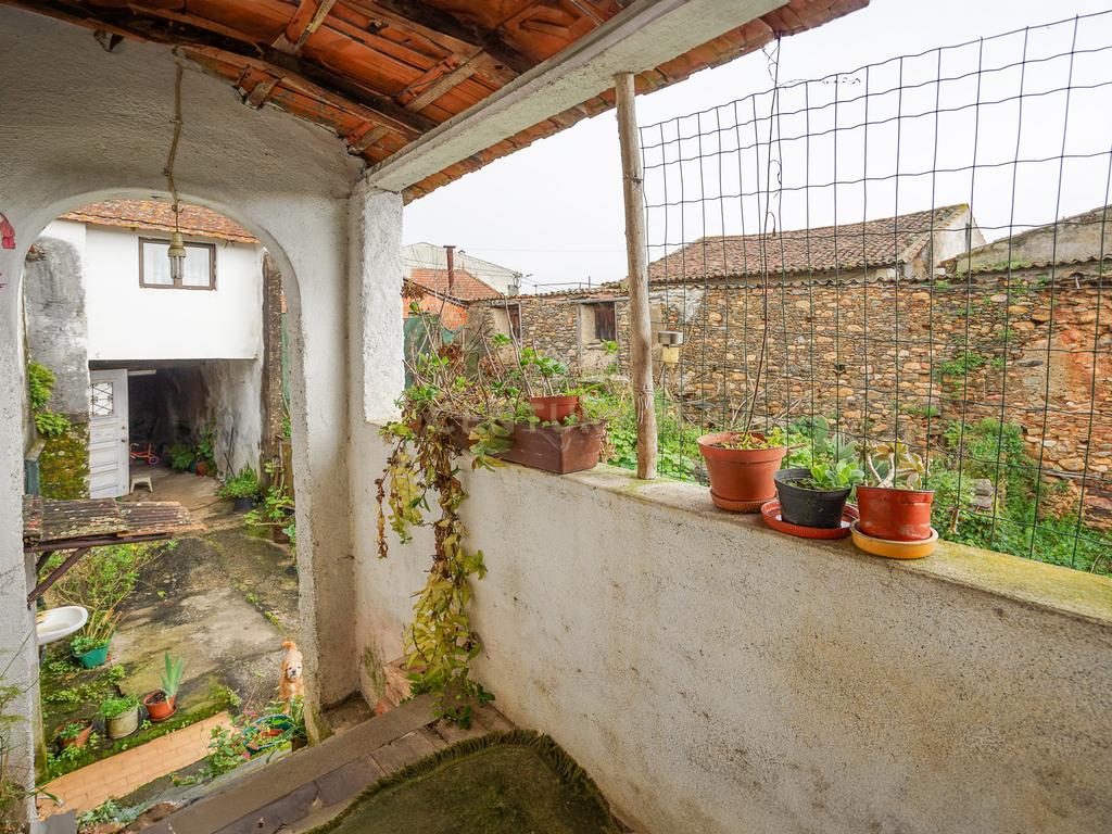 Duas Casas para restaurar com terreno, pátio, cozinha do forno junto do rio - Image 25