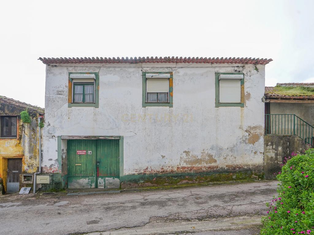Duas Casas para restaurar com terreno, pátio, cozinha do forno junto do rio - Image 1