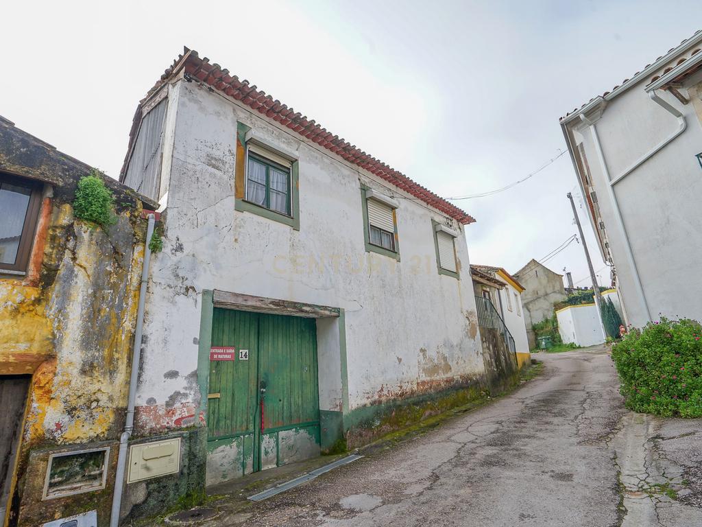 Duas Casas para restaurar com terreno, pátio, cozinha do forno junto do rio - Image 2