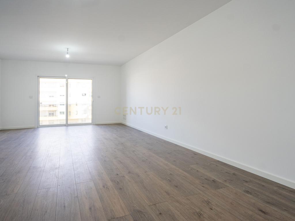 Apartamento T3 novo de qualidade superior com varanda coberta,vistas panorâmicas,garagem,localização privilegada e tudo a pé no centro de Lousã - Image 11