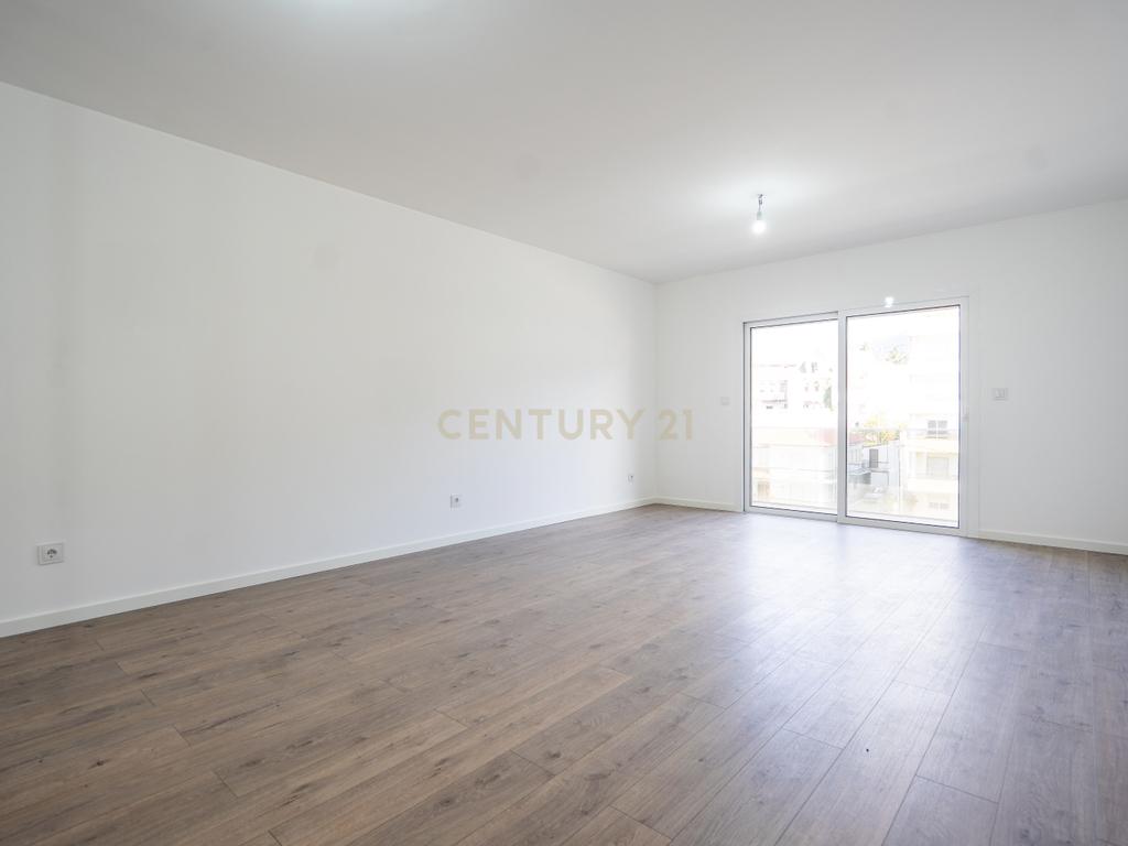 Apartamento T3 novo de qualidade superior com varanda coberta,vistas panorâmicas,garagem,localização privilegada e tudo a pé no centro de Lousã - Image 10