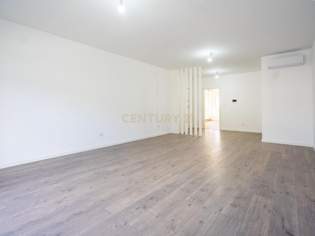 Apartamento T3 novo de qualidade superior com varanda coberta,vistas panorâmicas,garagem,localização privilegada e tudo a pé no centro de Lousã - Image 3