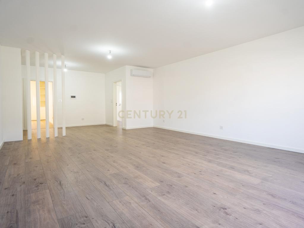 Apartamento T3 novo de qualidade superior com varanda coberta,vistas panorâmicas,garagem,localização privilegada e tudo a pé no centro de Lousã - Image 9