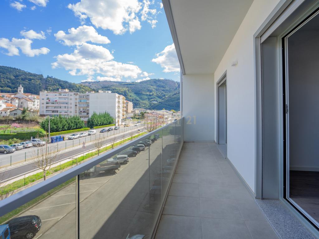 Apartamento T3 novo de qualidade superior com varanda coberta,vistas panorâmicas,garagem,localização privilegada e tudo a pé no centro de Lousã - Image 1