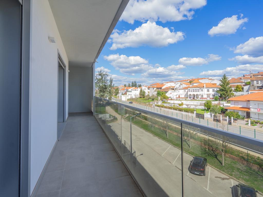 Apartamento T3 novo de qualidade superior com varanda coberta,vistas panorâmicas,garagem,localização privilegada e tudo a pé no centro de Lousã - Image 11