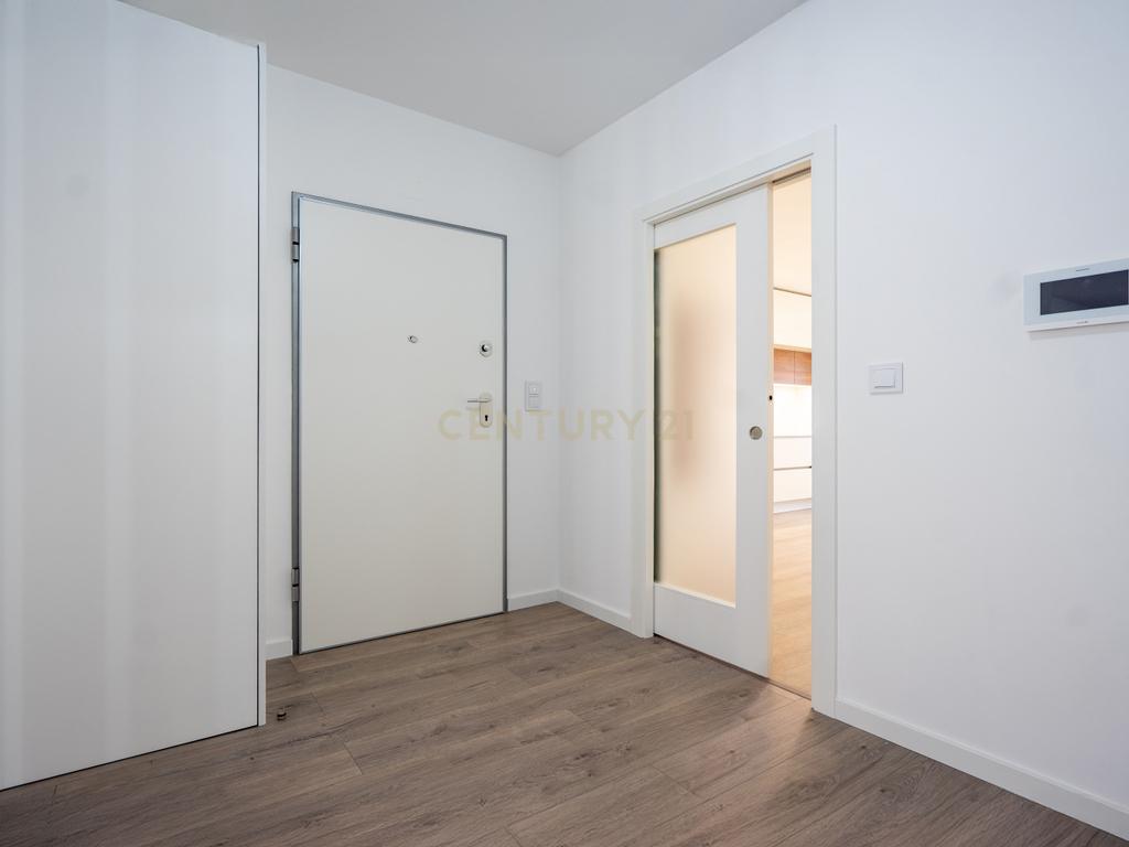 Apartamento T3 novo de qualidade superior com varanda coberta,vistas panorâmicas,garagem,localização privilegada e tudo a pé no centro de Lousã - Image 8