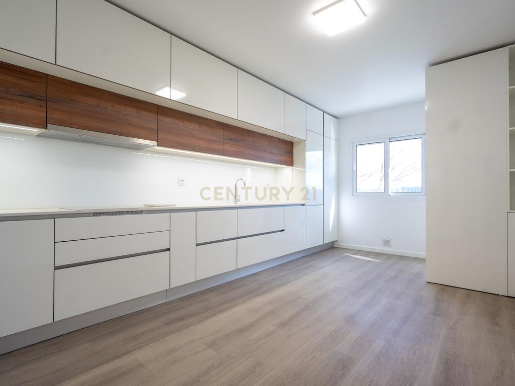 Apartamento T3 novo de qualidade superior com varanda coberta,vistas panorâmicas,garagem,localização privilegada e tudo a pé no centro de Lousã - Image 13