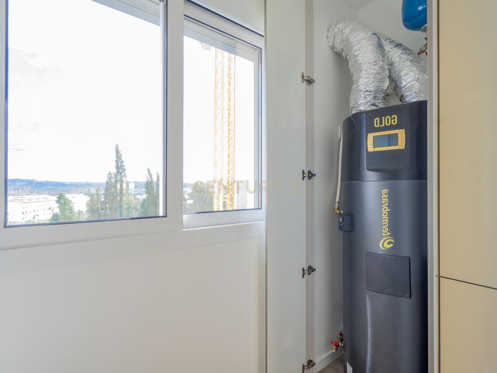Apartamento T3 novo de qualidade superior com varanda coberta,vistas panorâmicas,garagem,localização privilegada e tudo a pé no centro de Lousã - Image 14