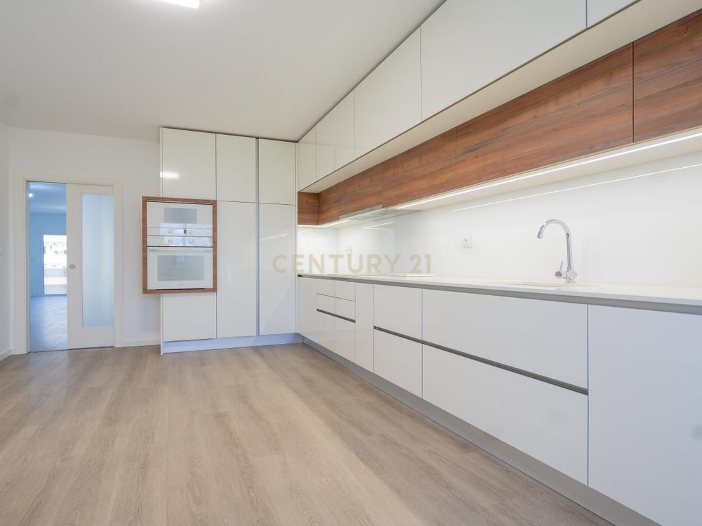Apartamento T3 novo de qualidade superior com varanda coberta,vistas panorâmicas,garagem,localização privilegada e tudo a pé no centro de Lousã - Image 12