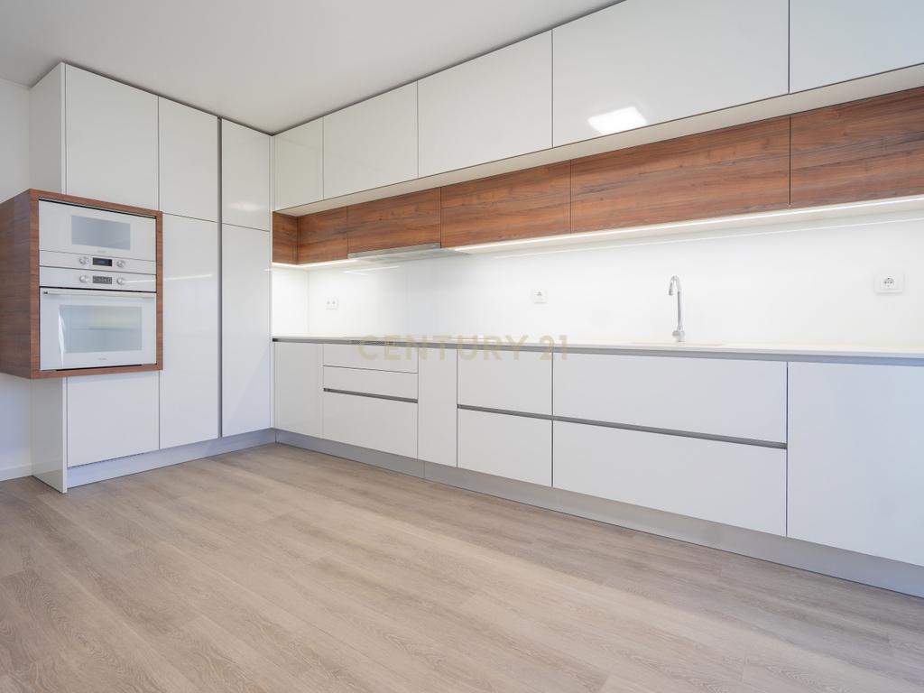 Apartamento T3 novo de qualidade superior com varanda coberta,vistas panorâmicas,garagem,localização privilegada e tudo a pé no centro de Lousã - Image 2