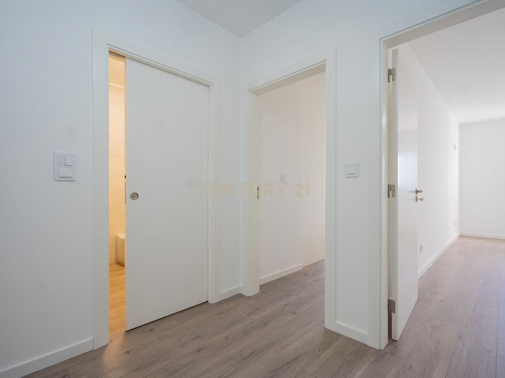Apartamento T3 novo de qualidade superior com varanda coberta,vistas panorâmicas,garagem,localização privilegada e tudo a pé no centro de Lousã - Image 15