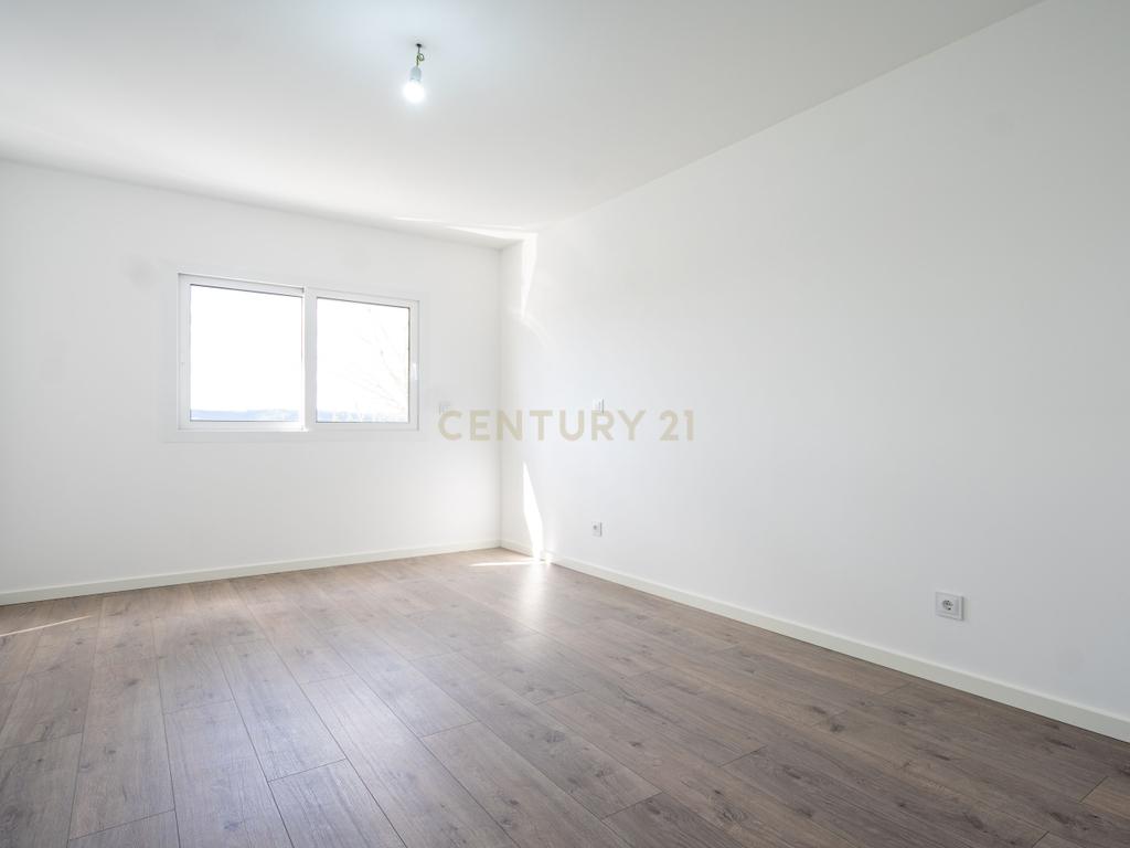 Apartamento T3 novo de qualidade superior com varanda coberta,vistas panorâmicas,garagem,localização privilegada e tudo a pé no centro de Lousã - Image 17