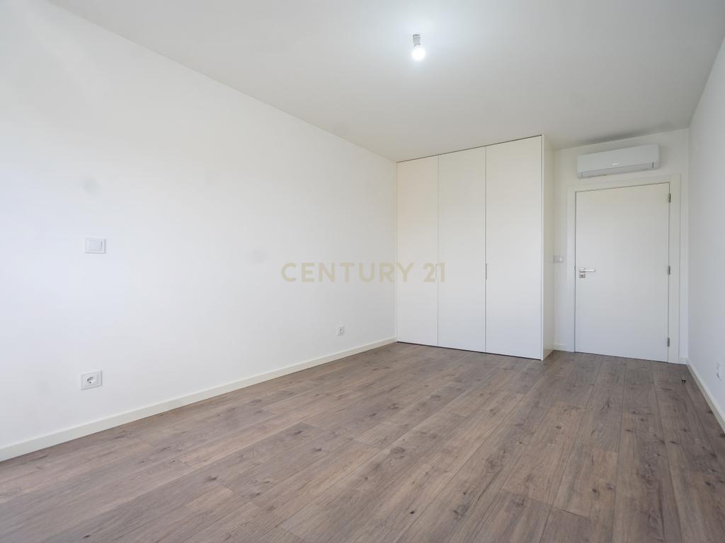 Apartamento T3 novo de qualidade superior com varanda coberta,vistas panorâmicas,garagem,localização privilegada e tudo a pé no centro de Lousã - Image 20