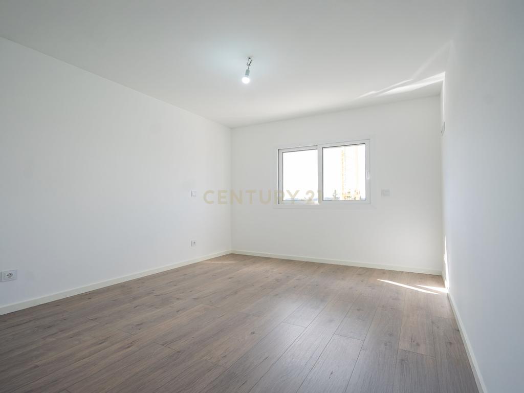 Apartamento T3 novo de qualidade superior com varanda coberta,vistas panorâmicas,garagem,localização privilegada e tudo a pé no centro de Lousã - Image 18