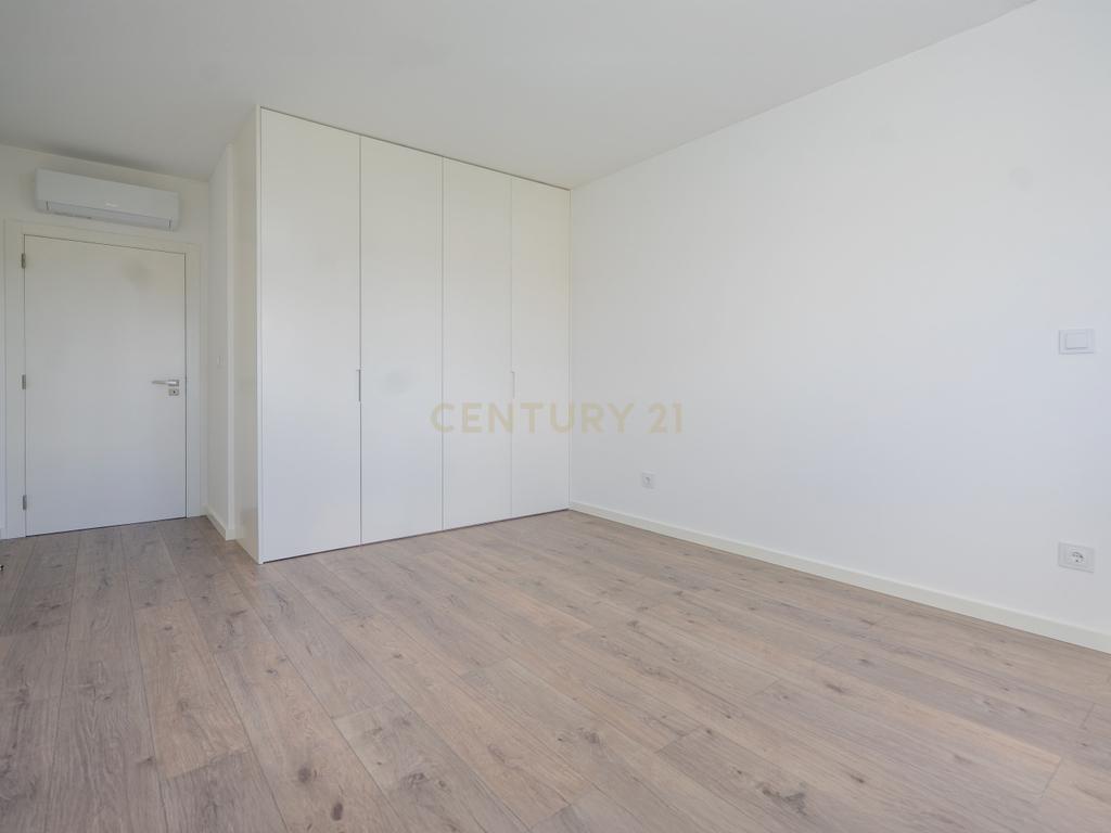 Apartamento T3 novo de qualidade superior com varanda coberta,vistas panorâmicas,garagem,localização privilegada e tudo a pé no centro de Lousã - Image 29