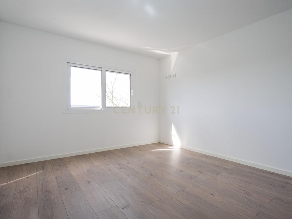 Apartamento T3 novo de qualidade superior com varanda coberta,vistas panorâmicas,garagem,localização privilegada e tudo a pé no centro de Lousã - Image 19