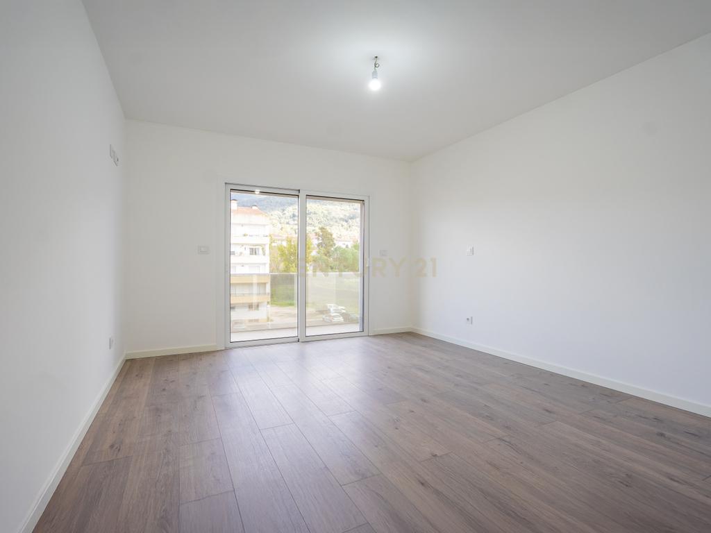 Apartamento T3 novo de qualidade superior com varanda coberta,vistas panorâmicas,garagem,localização privilegada e tudo a pé no centro de Lousã - Image 27