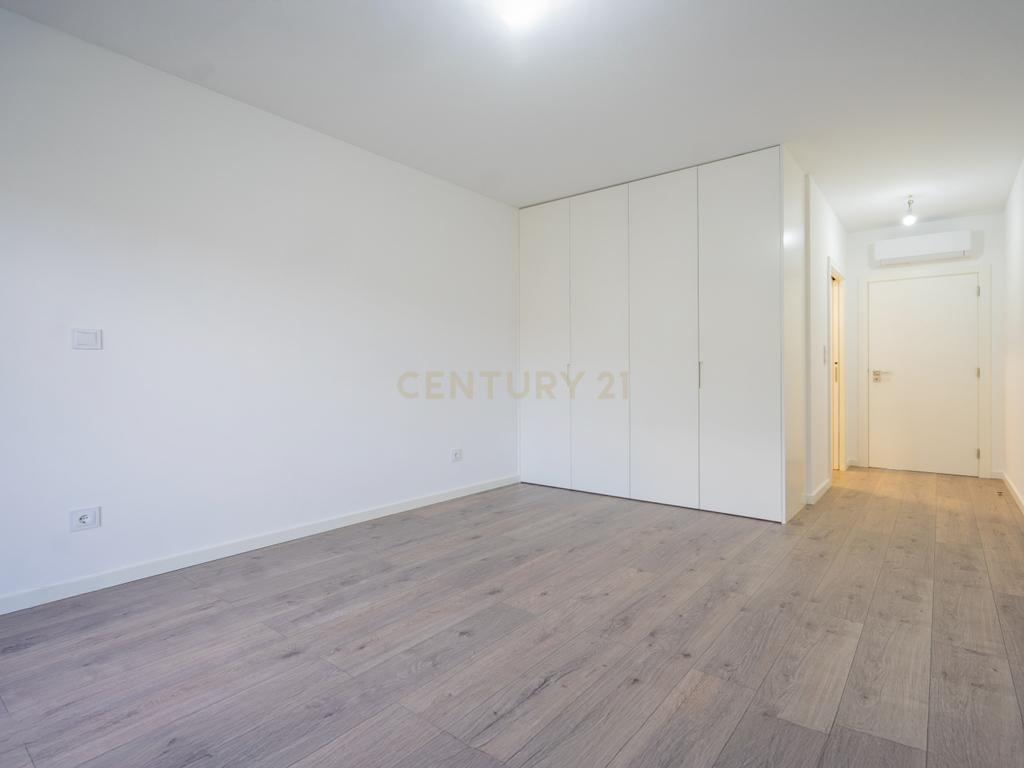 Apartamento T3 novo de qualidade superior com varanda coberta,vistas panorâmicas,garagem,localização privilegada e tudo a pé no centro de Lousã - Image 26
