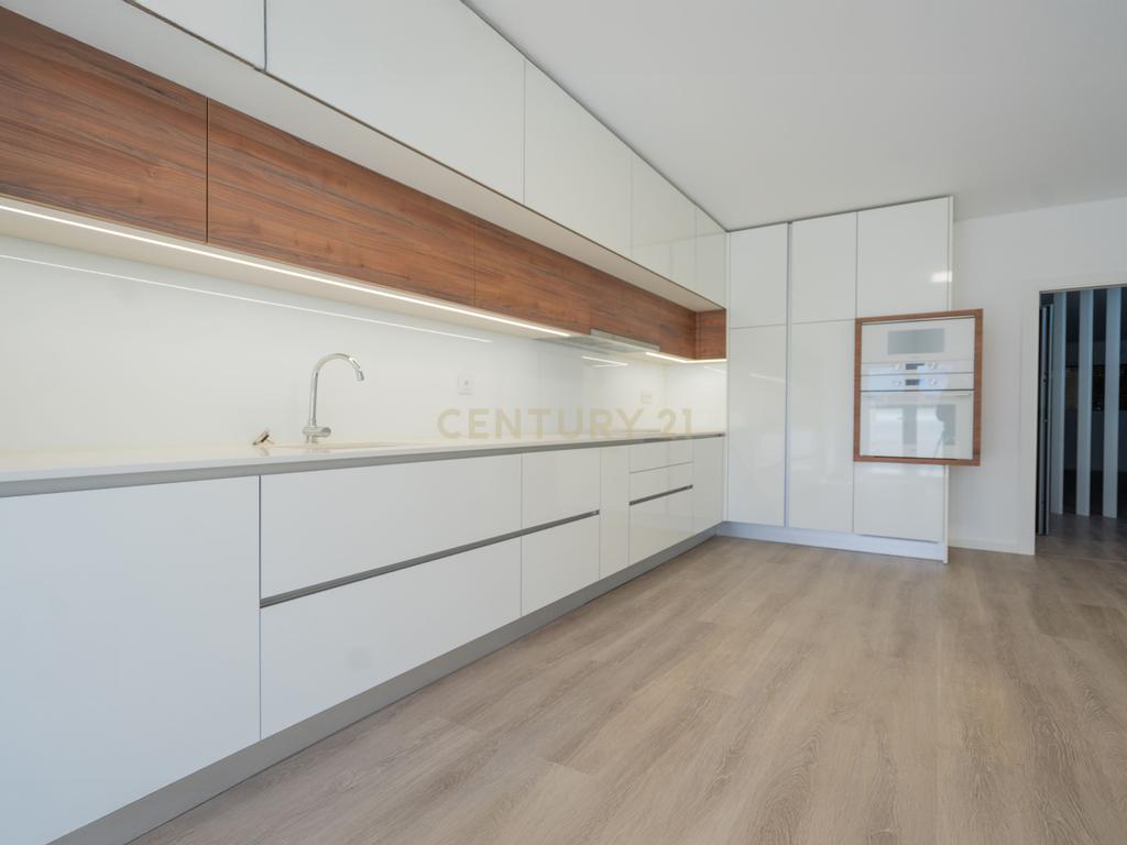 Apartamento T3 novo de qualidade superior com vistas panorâmicas,terraço grande,garagem,localização privilegada e tudo a pé no centro de Lousã. - Image 2
