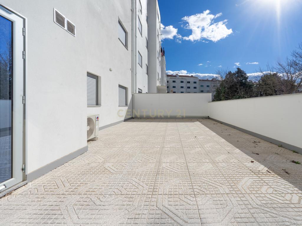 Apartamento T3 novo de qualidade superior com vistas panorâmicas,terraço grande,garagem,localização privilegada e tudo a pé no centro de Lousã. - Image 5