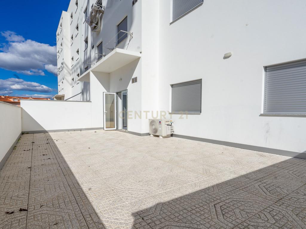 Apartamento T3 novo de qualidade superior com vistas panorâmicas,terraço grande,garagem,localização privilegada e tudo a pé no centro de Lousã. - Image 16