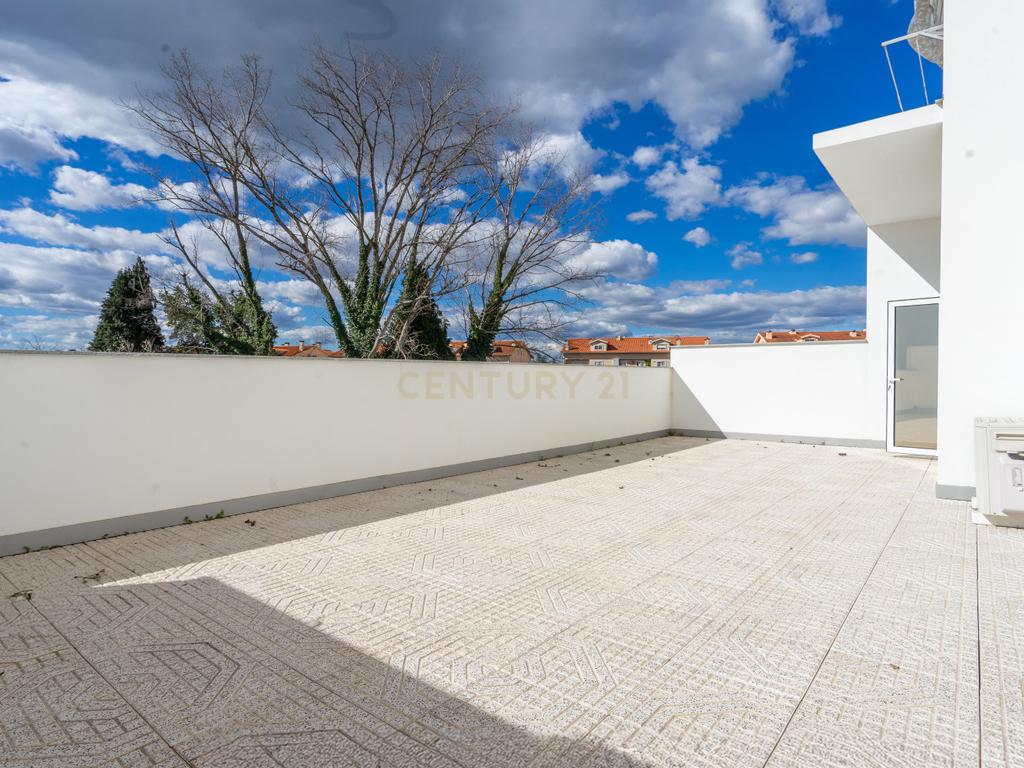 Apartamento T3 novo de qualidade superior com vistas panorâmicas,terraço grande,garagem,localização privilegada e tudo a pé no centro de Lousã. - Image 1