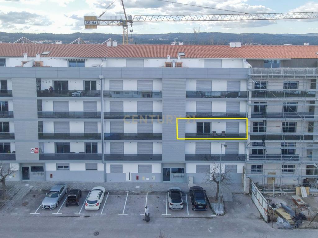 Apartamento T3 novo de qualidade superior com varanda coberta,vistas panorâmicas,garagem,localização privilegada e tudo a pé no centro de Lousã - Image 5