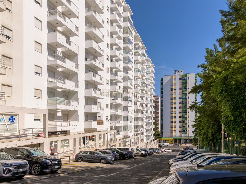 Apartamento T4 em Alfragide com Vista e Excelentes Acabamentos - Image 1