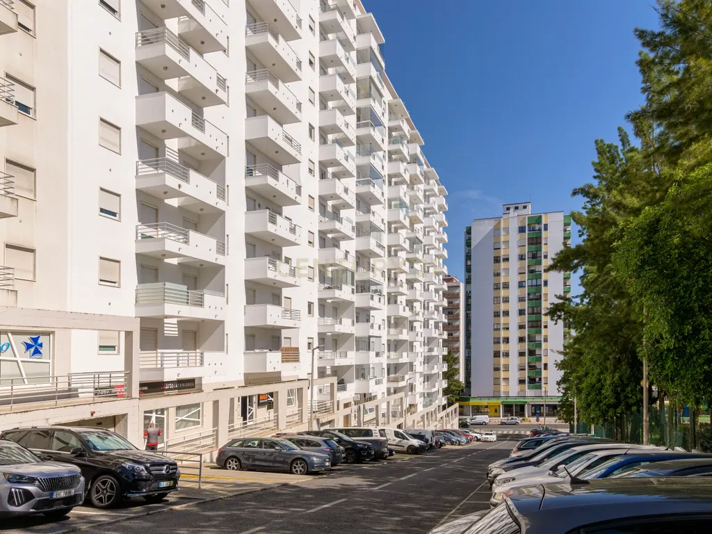 Apartamento T4 em Alfragide com Vista e Excelentes Acabamentos - Image 1