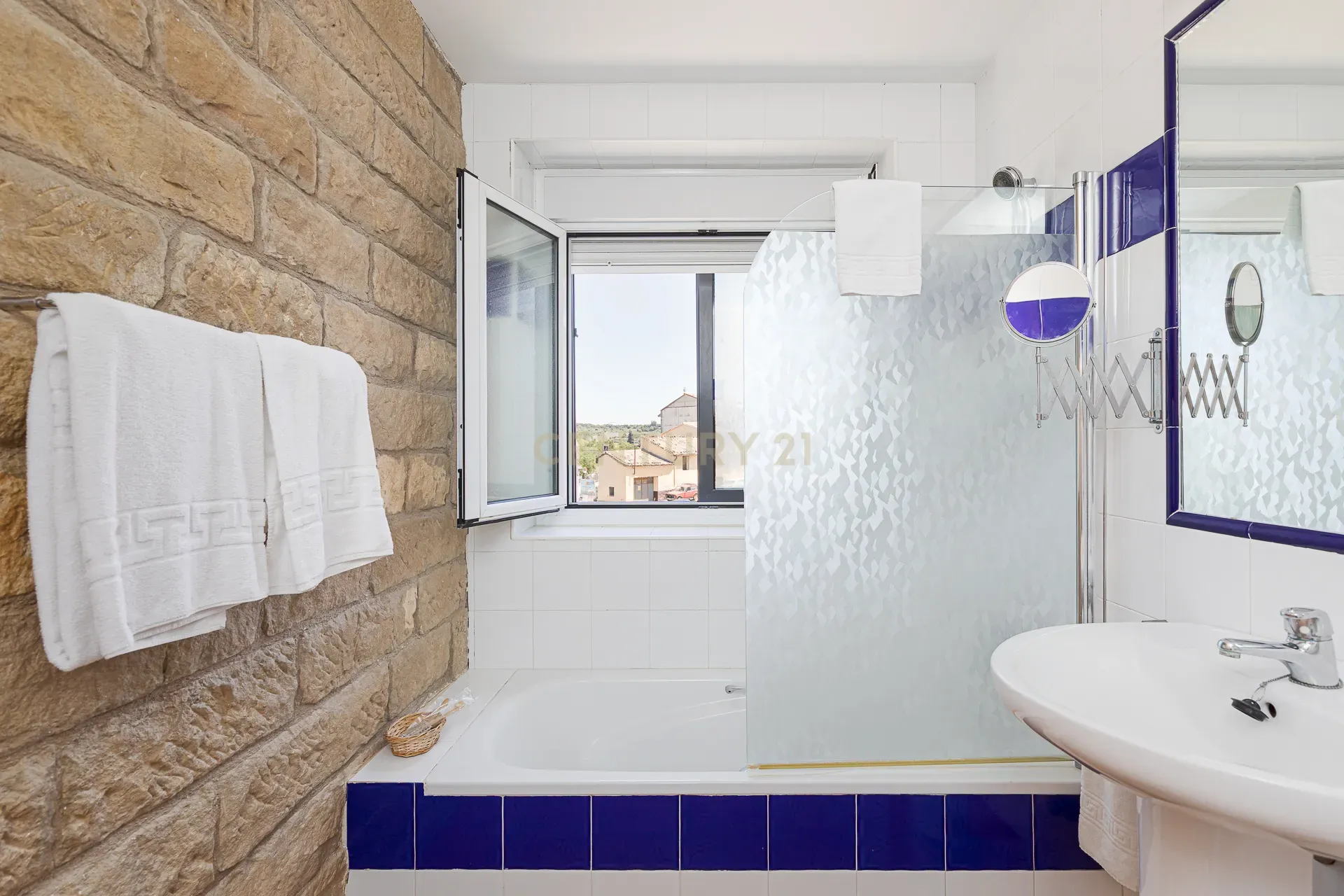 Hotel Moderno em Aragón com 25 Quartos e Vista Panorâmica - Image 14