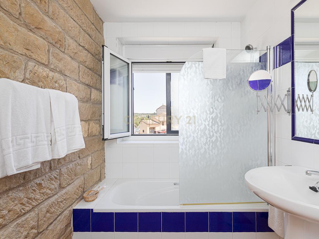 Hotel Moderno em Aragón com 25 Quartos e Vista Panorâmica - Image 14